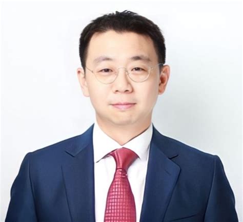 Steven Seow .